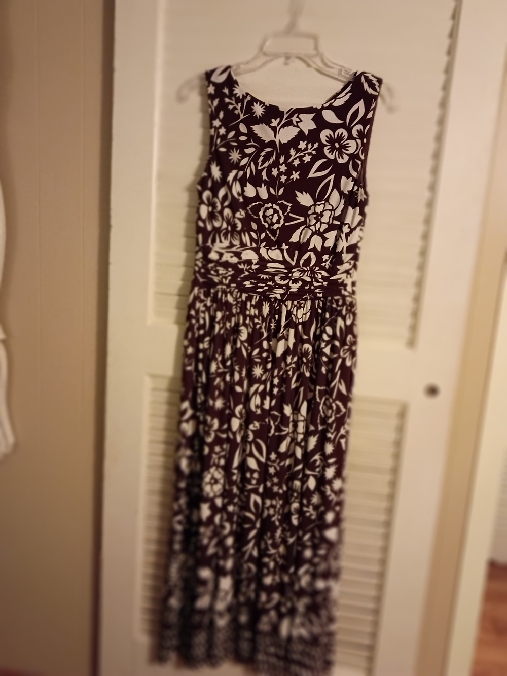 Jessica Howard Sleeveless Maxi Dress in Burgundy and Cream Floral - Picture 2 of 4